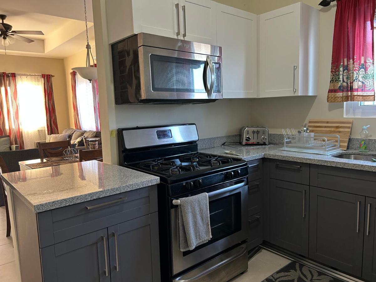 Seamist Villa @Oceanpointe Lucea Comfy 2Br W/Pool Gym & Parking Екстер'єр фото